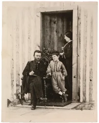 Fotografia de Ulysses S. Grant, Julia e Jesse Grant em City Point, Virgínia, 1865, impressa em 1920 (foto sépia)